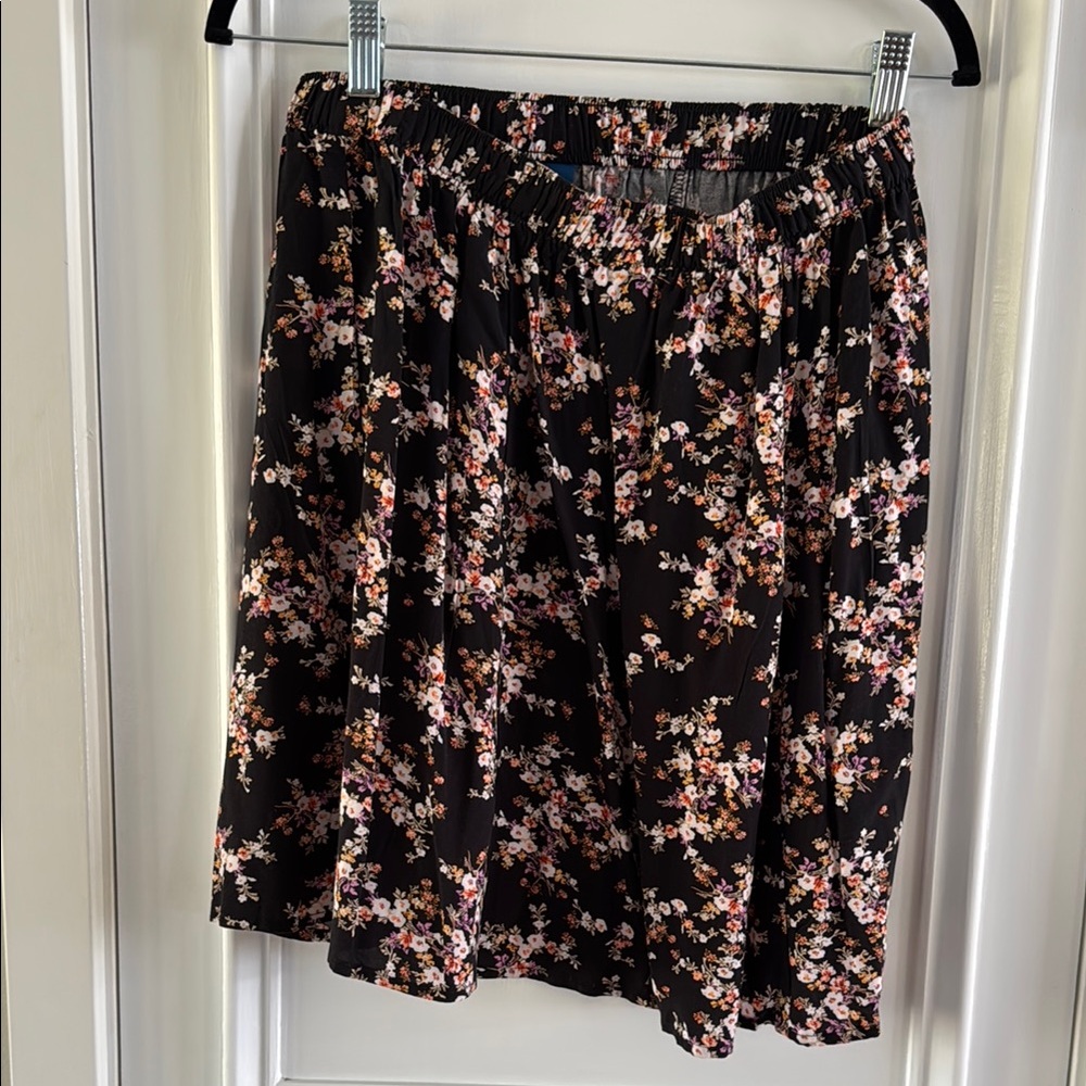 Old Navy women’s black floral Skater Skirt Knee-Length size medium